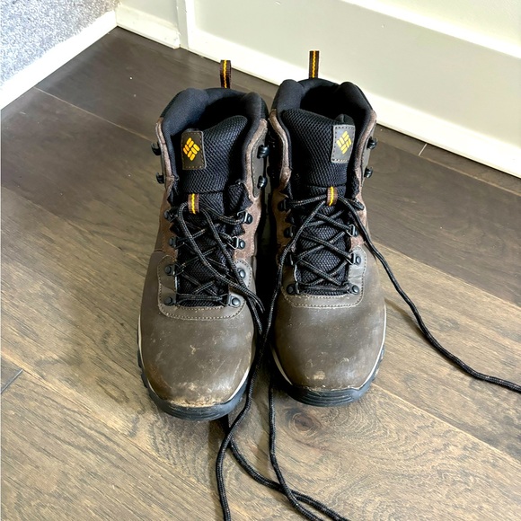 Columbia Newton Ridge Hiking Boot - Picture 1 of 3
